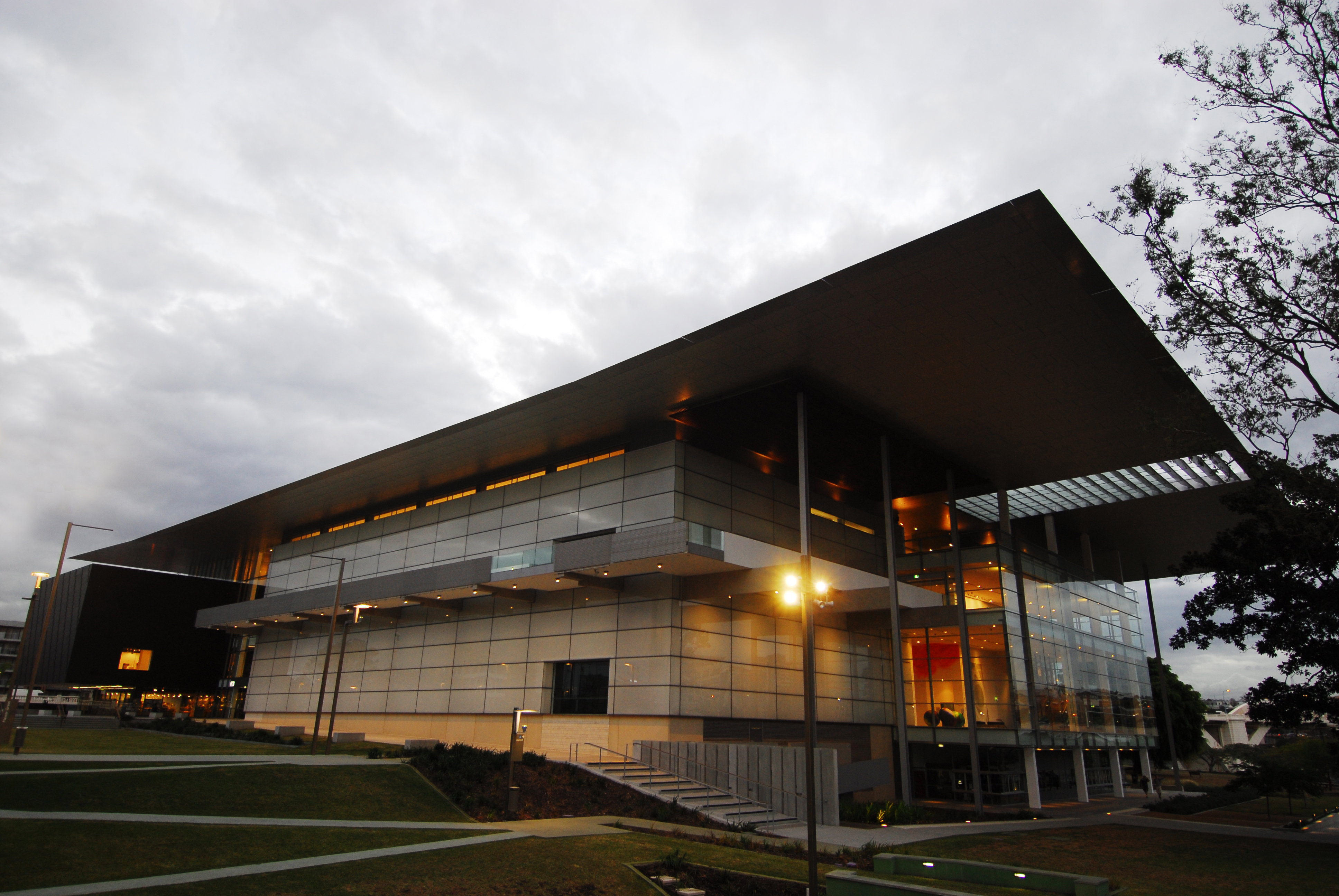 Queensland Gallery of Modern Art – Exterior – Raylinc Lighting